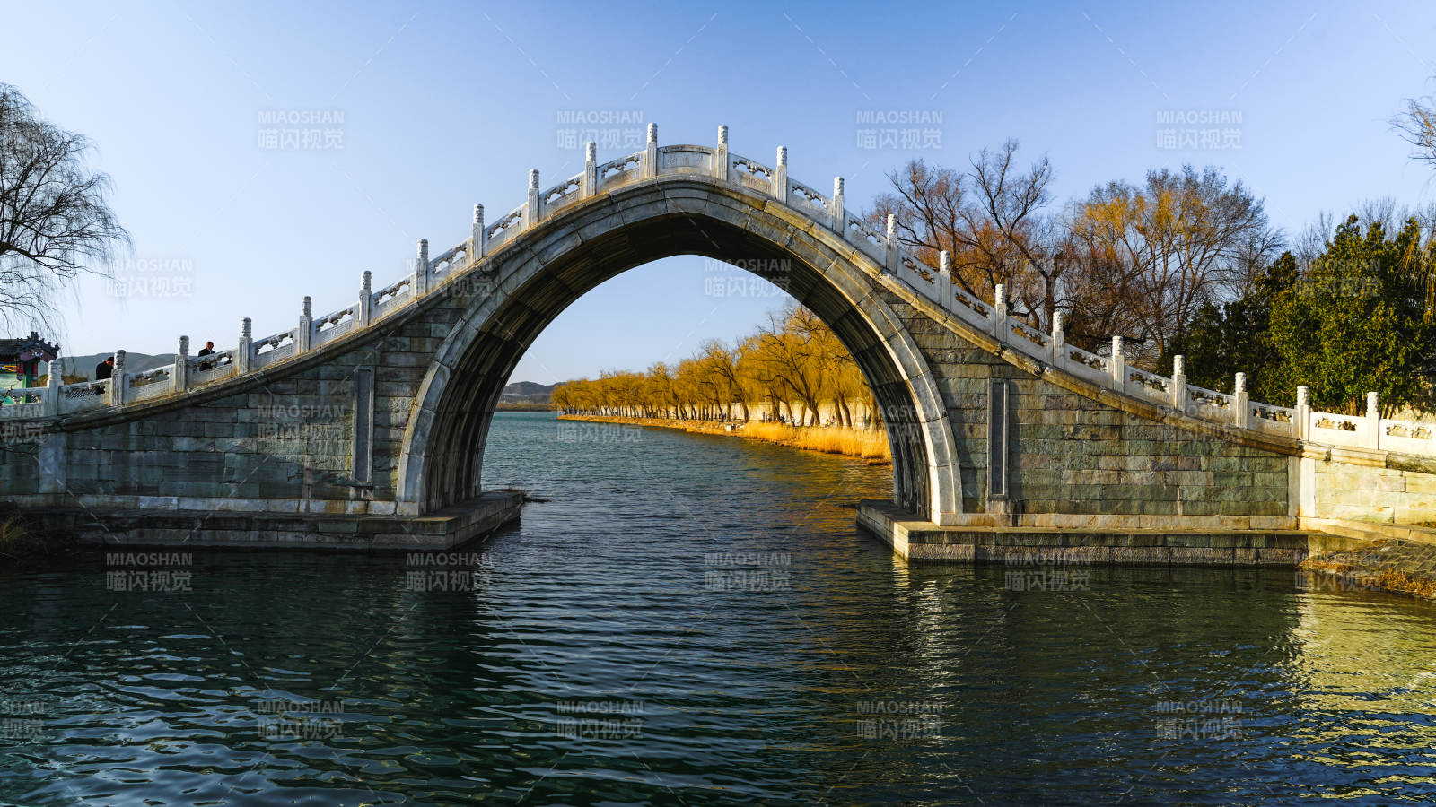 颐和园拱桥映水秋色美图片