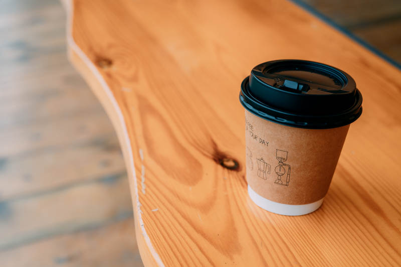 咖啡杯静置于木桌图片