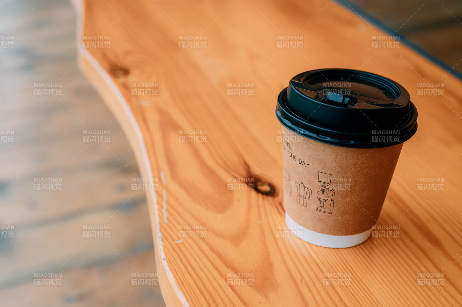 咖啡杯静置于木桌图片