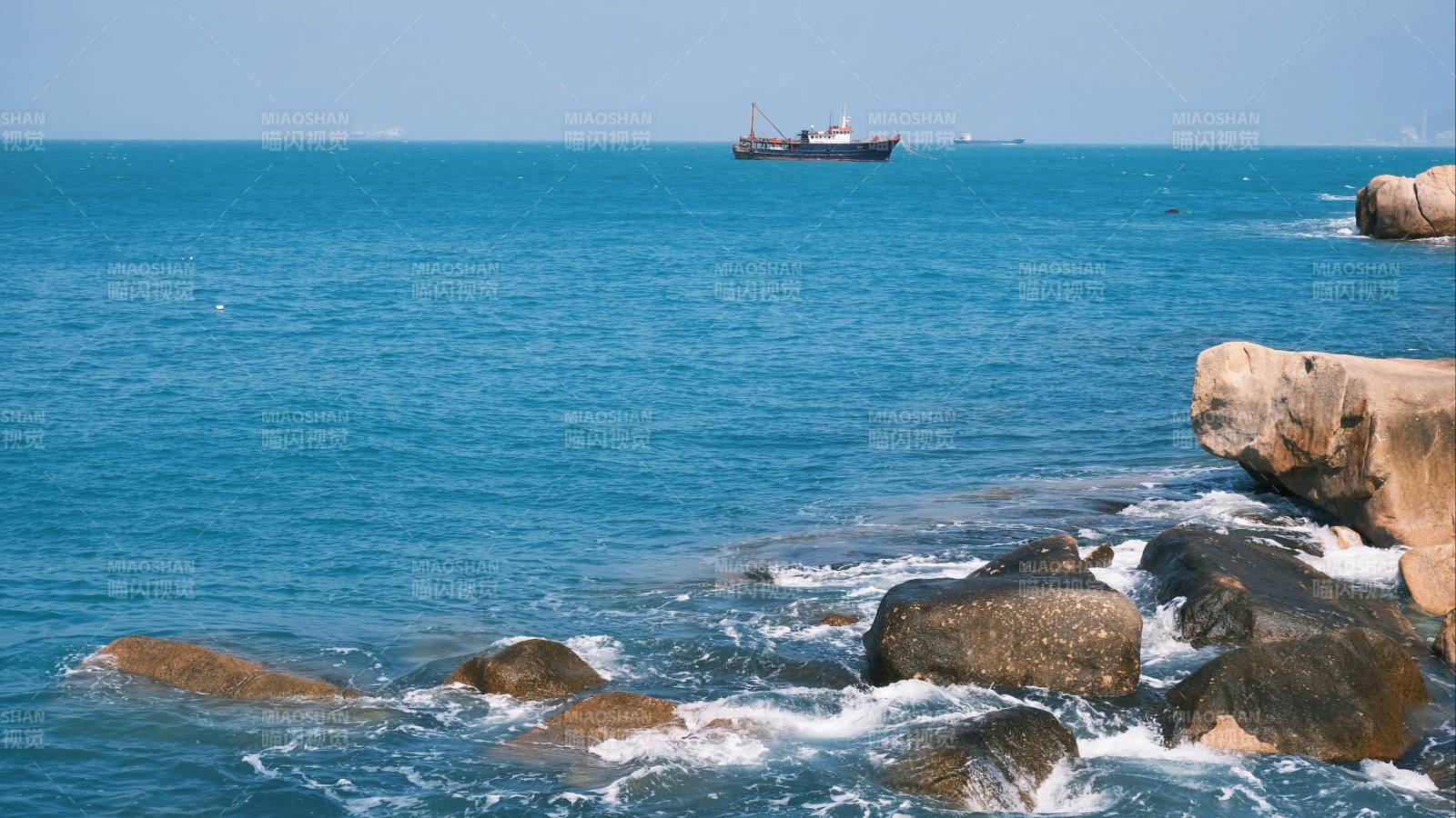 外伶仃岛碧海岩石船影图片