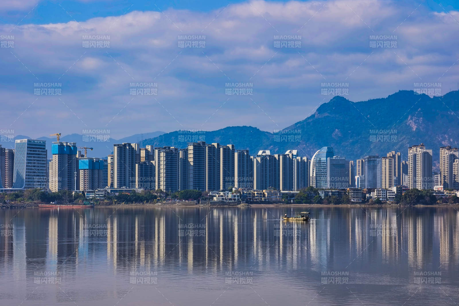 江畔城市风光（福州）图片