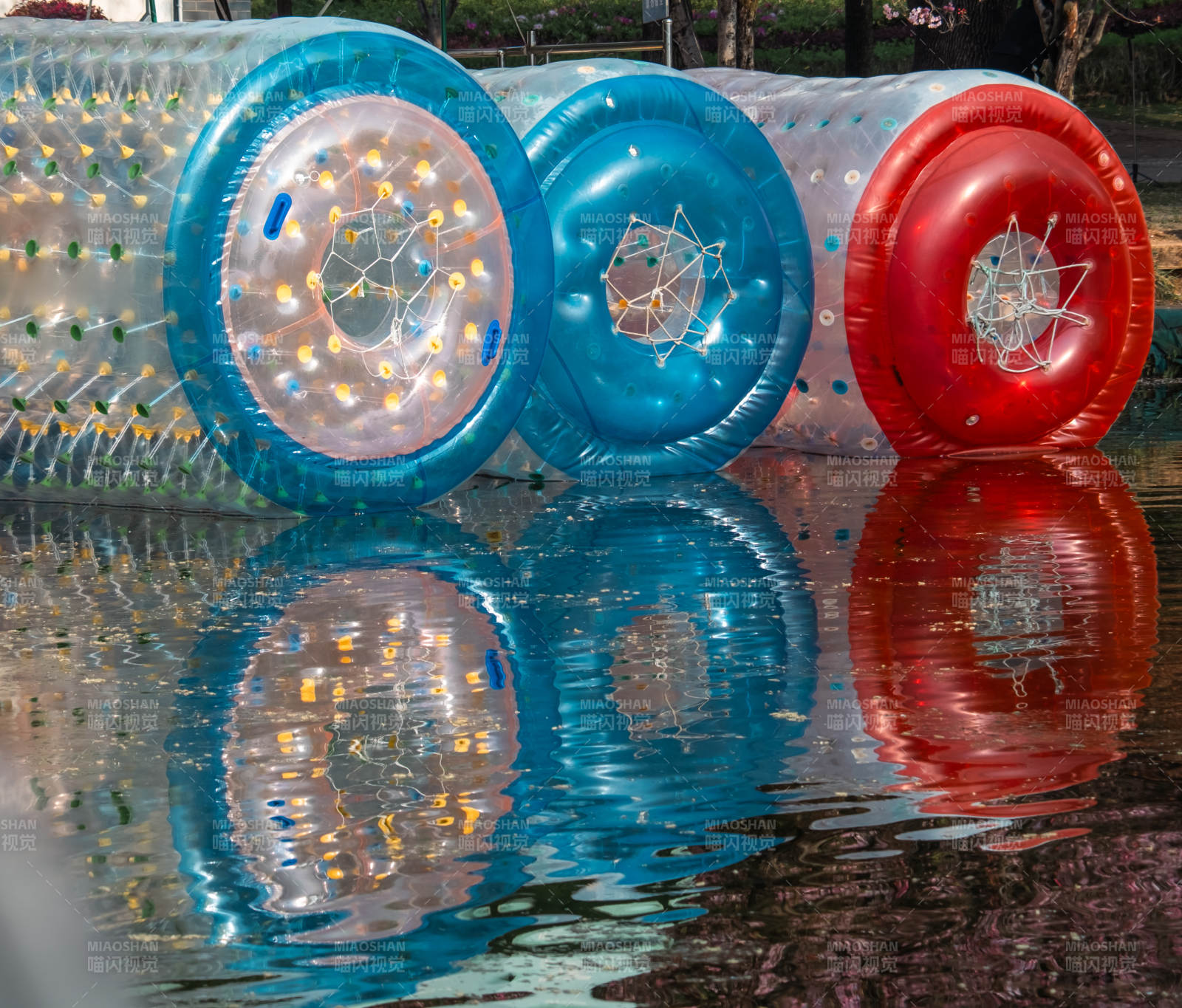 彩色浮筒水面倒影图片