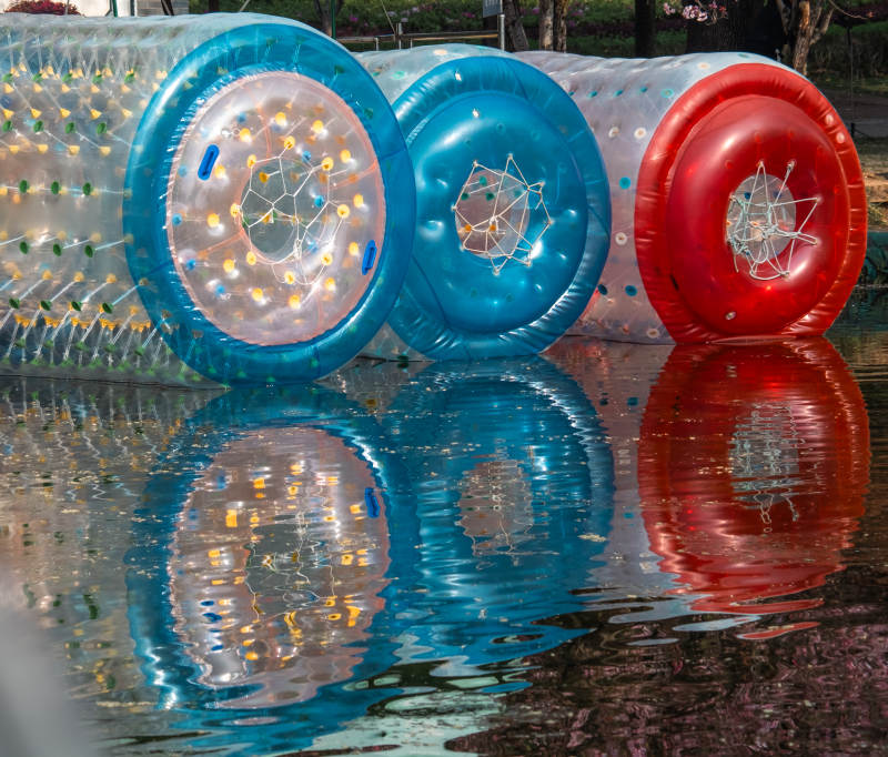 彩色浮筒水面倒影图片