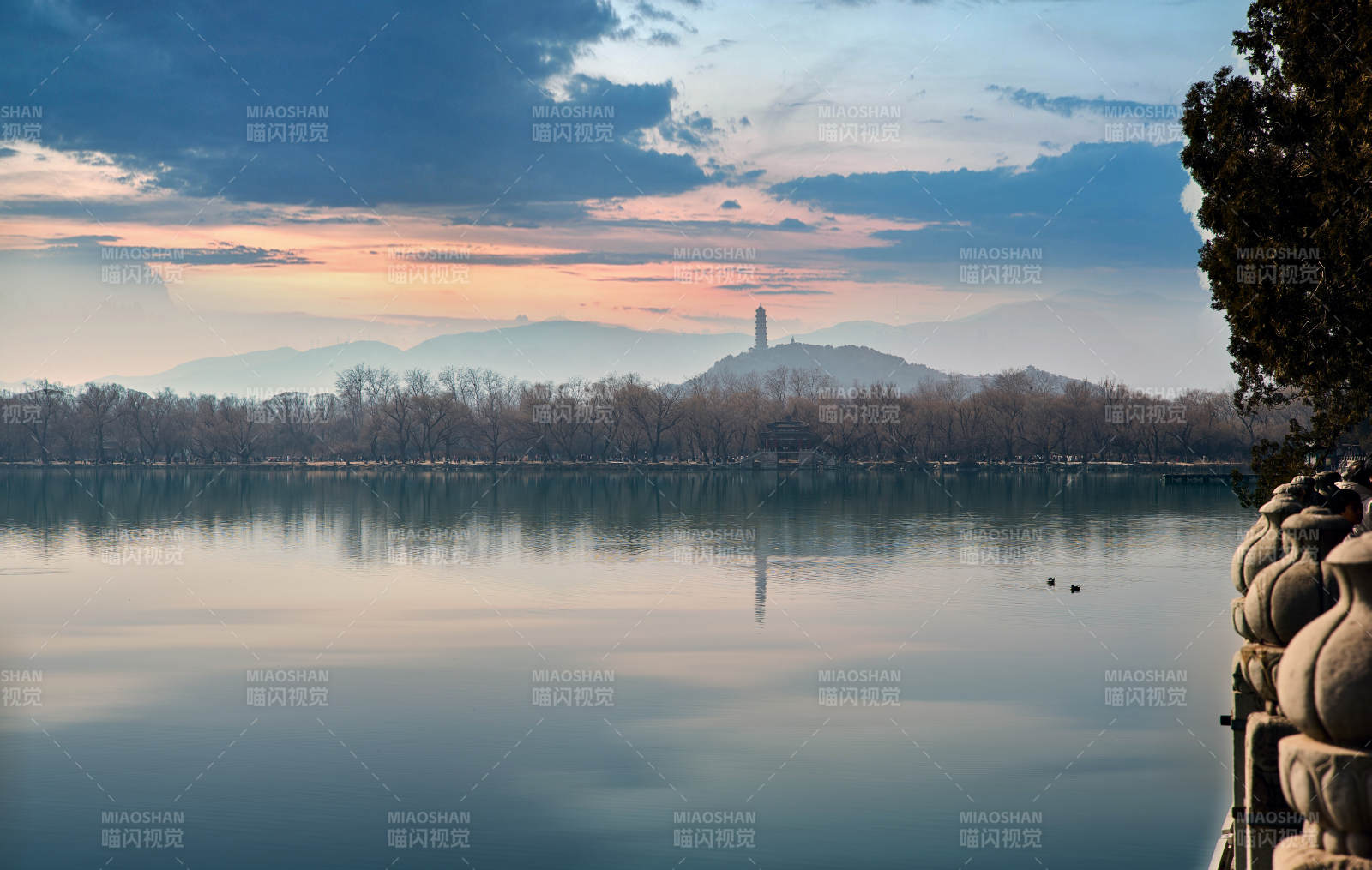 颐和园湖光山色映塔影图片