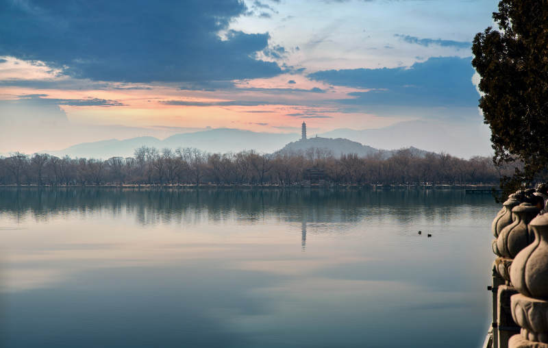 颐和园湖光山色映塔影图片