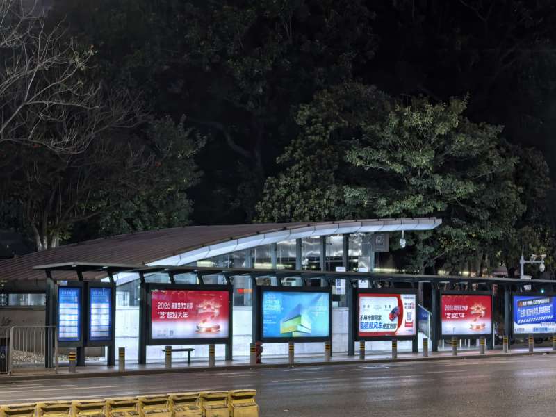 夜幕下的公交站台图片