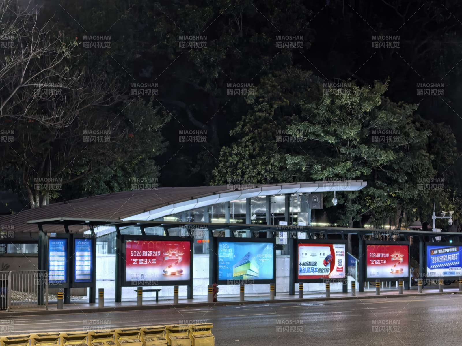 夜幕下的公交站台图片