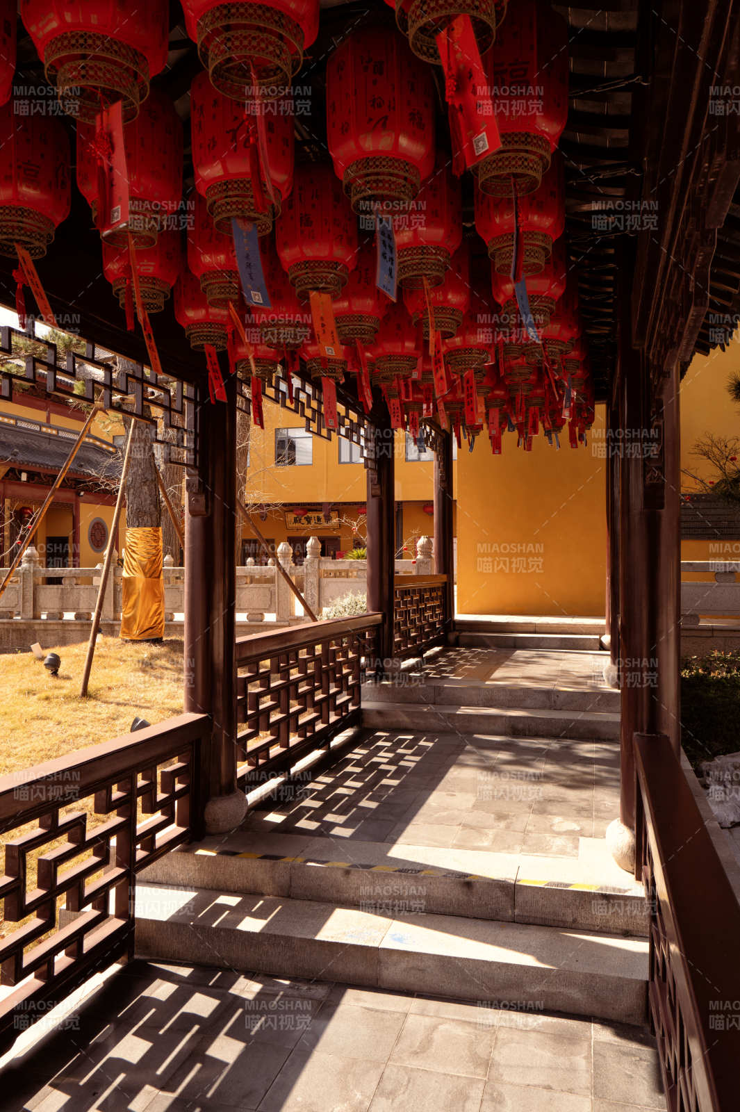 红灯笼映古廊图片