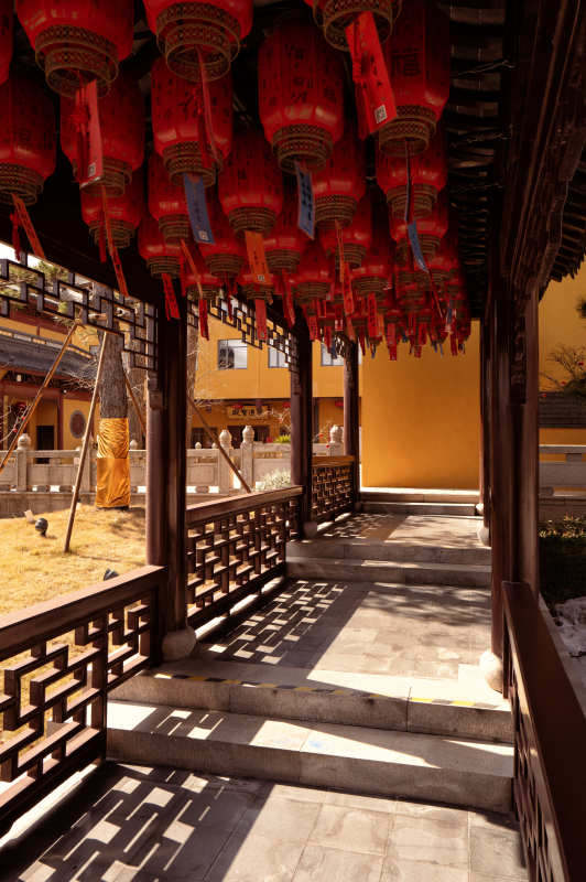 红灯笼映古廊图片