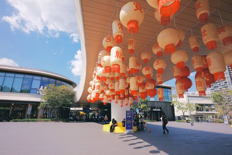 灯笼高挂迎宾客图片