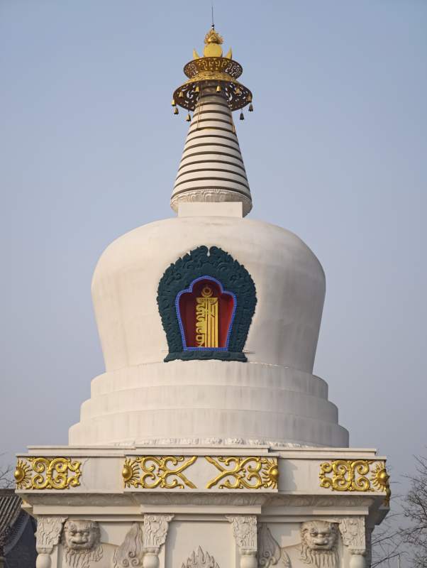 白塔金顶映蓝天图片