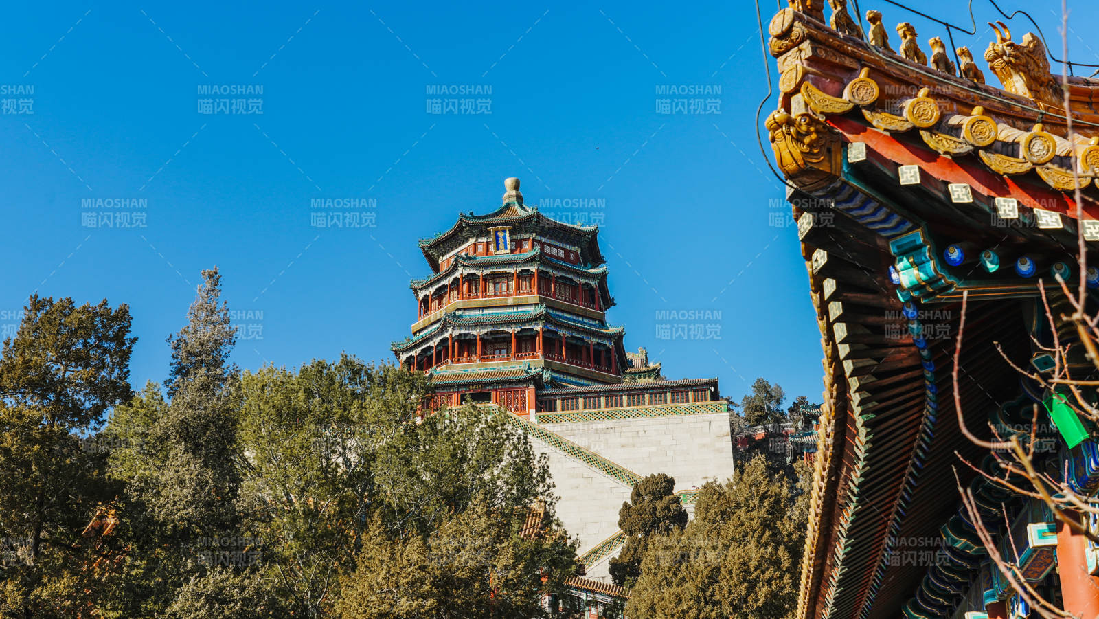 古塔映蓝天图片