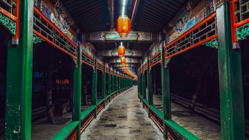 古色古香长廊夜景图片