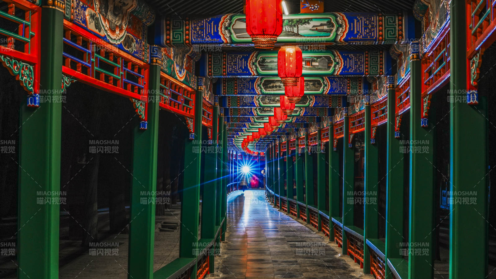 长廊红灯映古韵图片