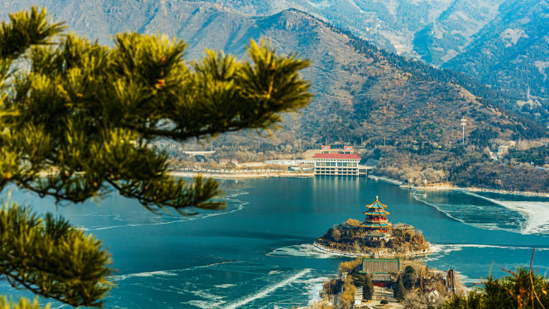 山水画卷 古塔映湖图片