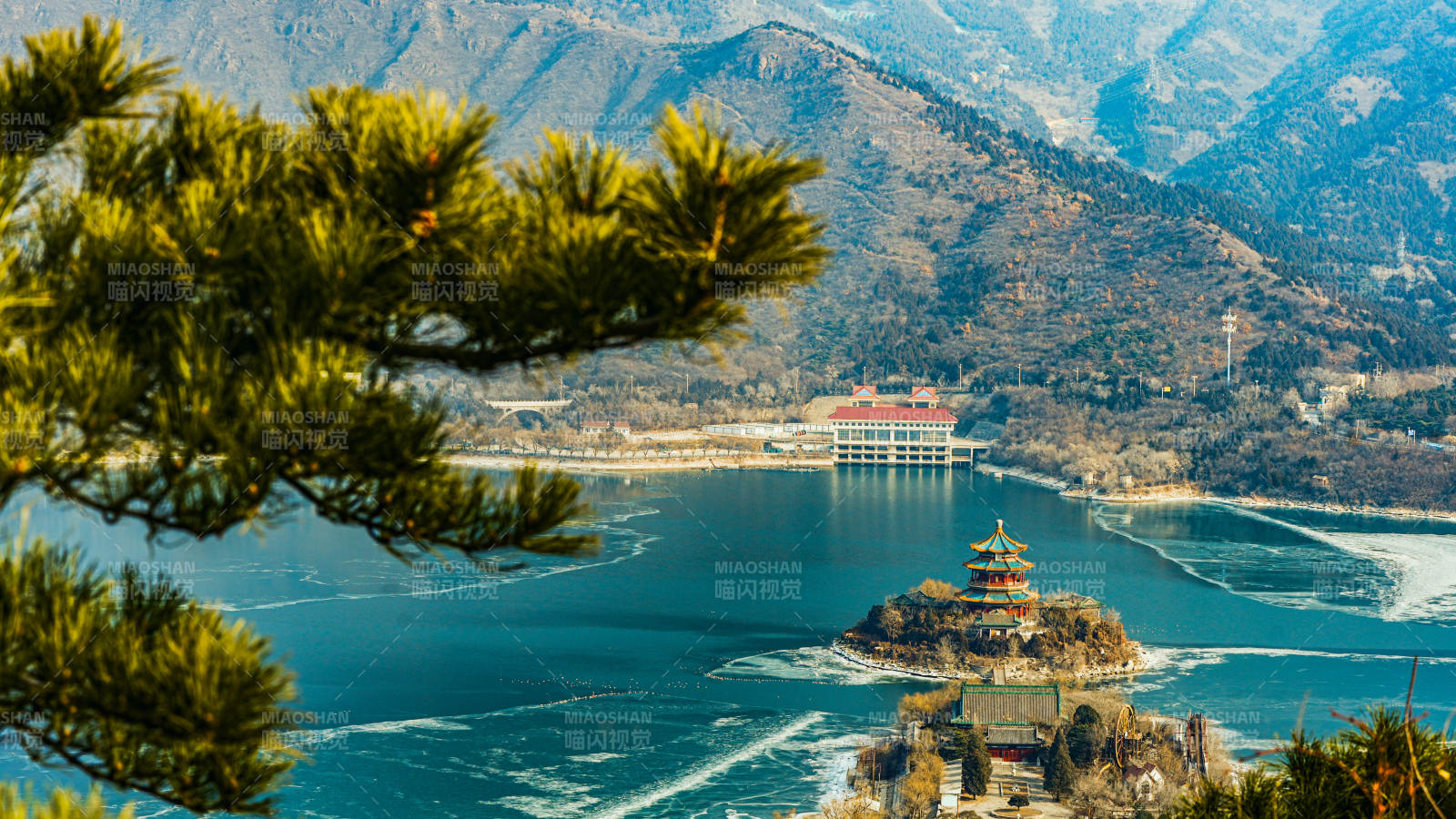 山水画卷 古塔映湖图片