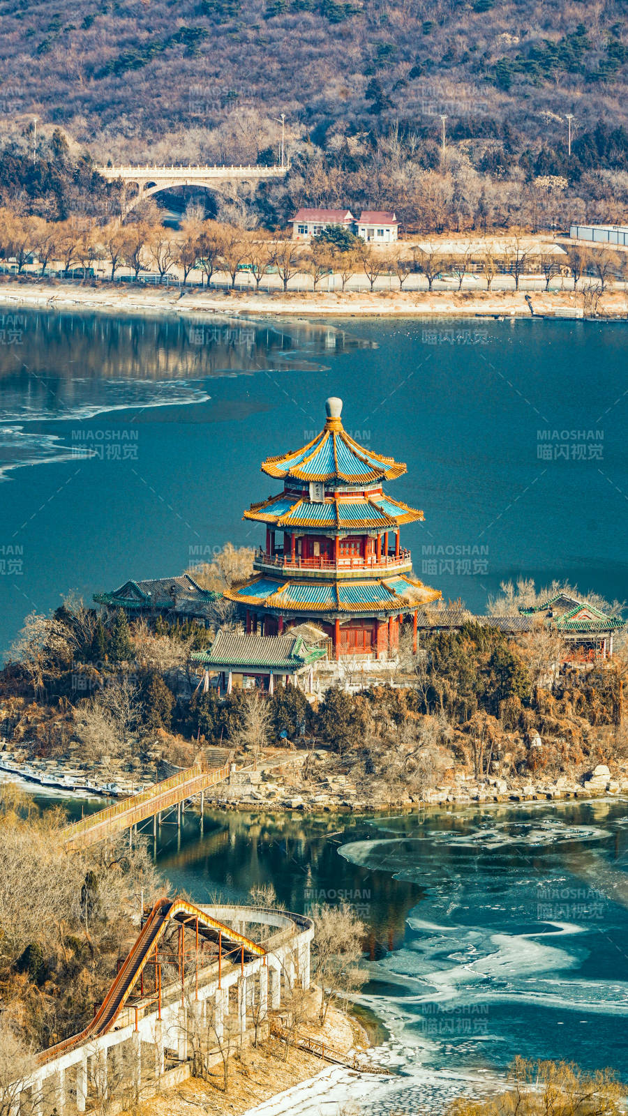 湖畔古亭春景图片