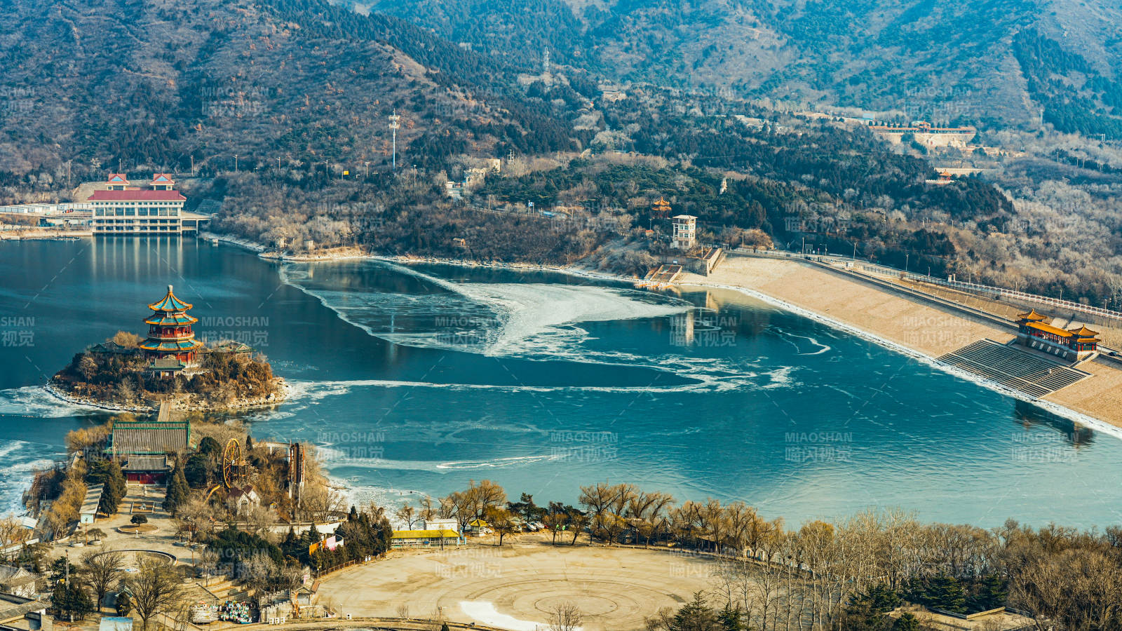 湖光山色映古塔图片