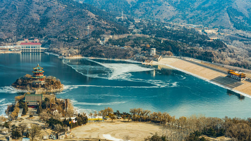 湖光山色映古塔图片