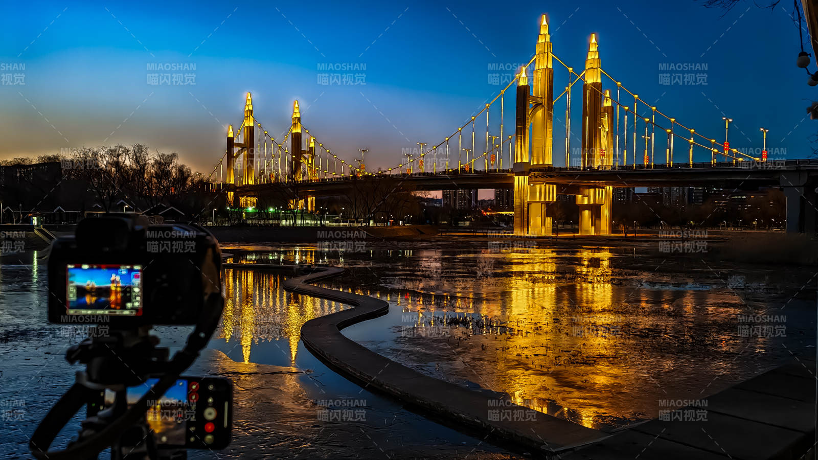 夜桥倒影 静谧如画图片