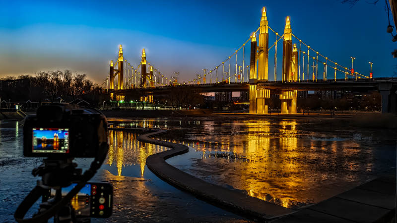 夜桥倒影 静谧如画图片