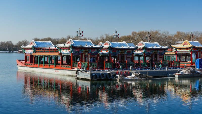 湖畔彩船静泊图片