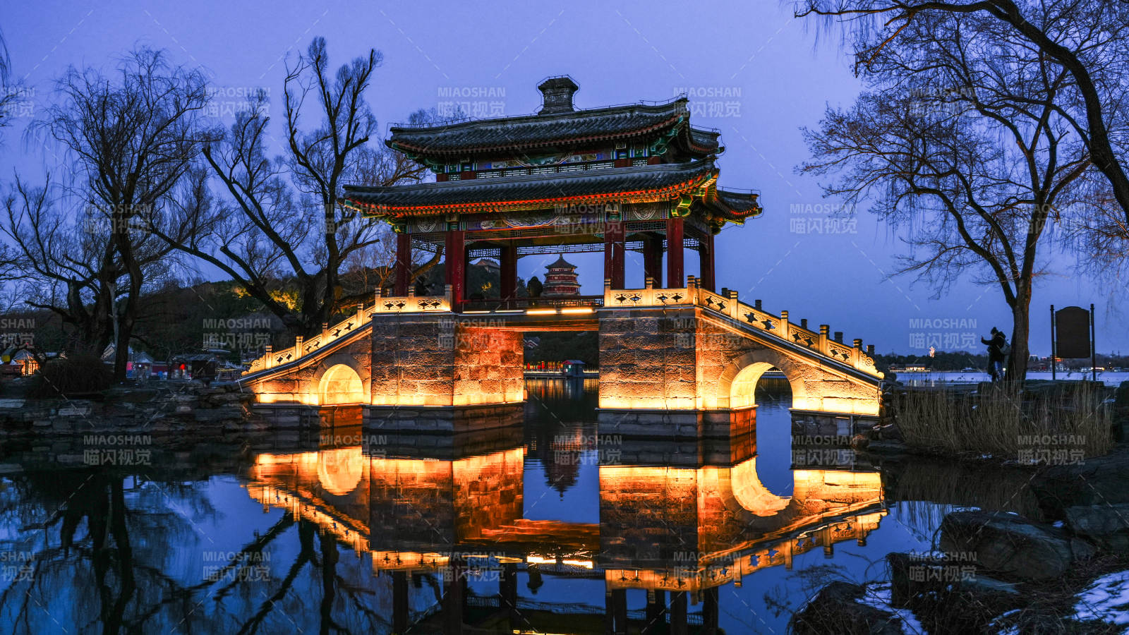 夜色中的古亭倒影图片