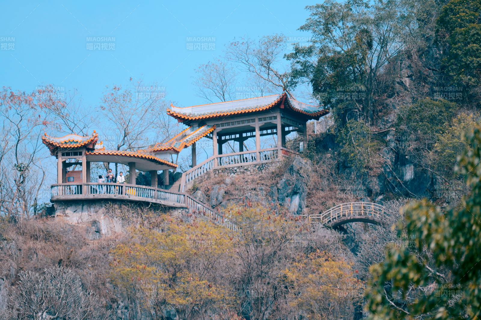 山间古亭秋景图片