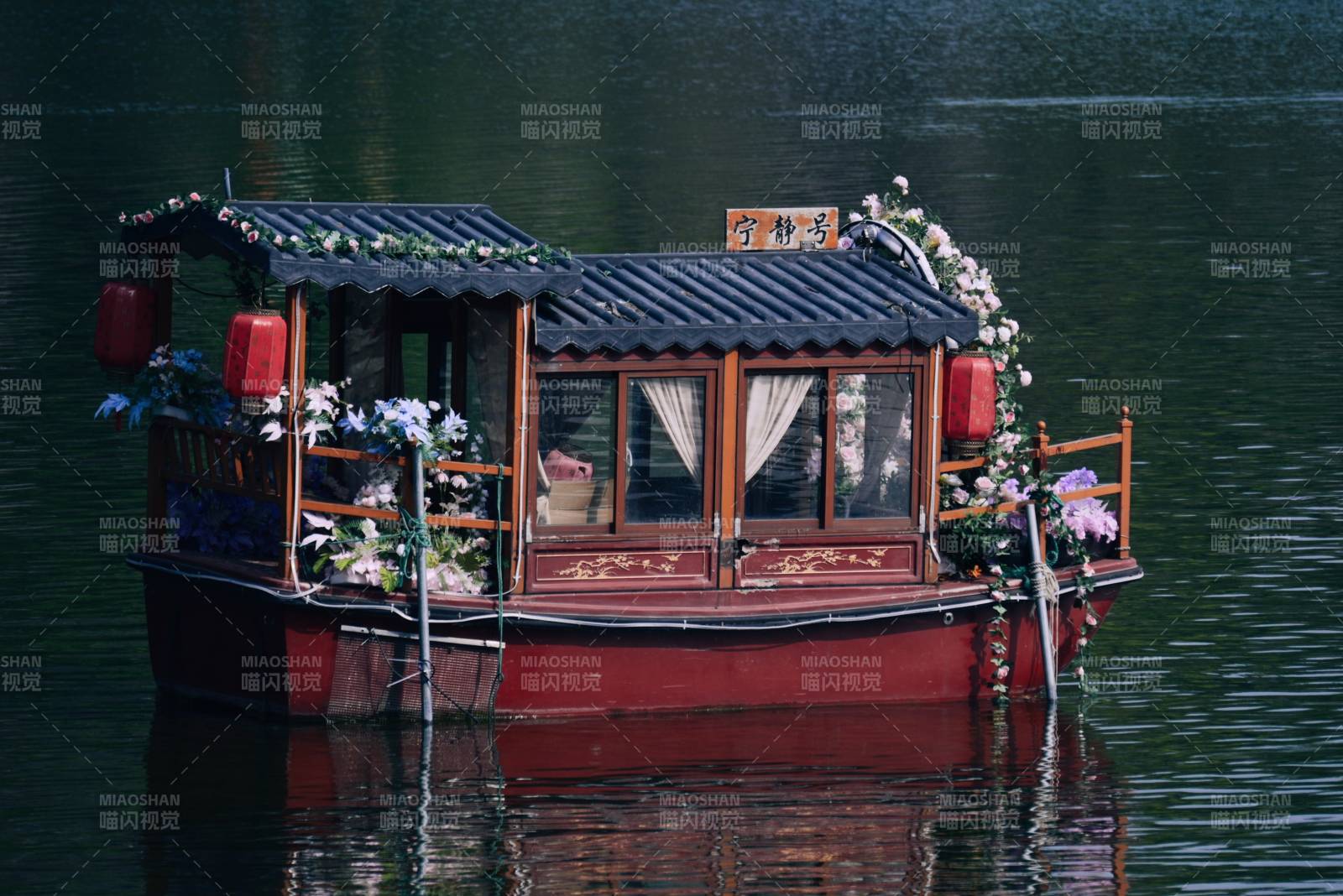 花船静泊湖面图片