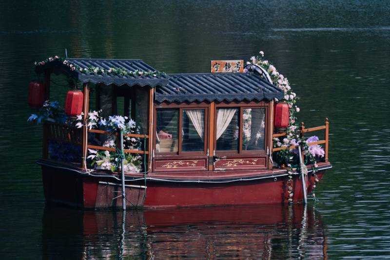 花船静泊湖面图片