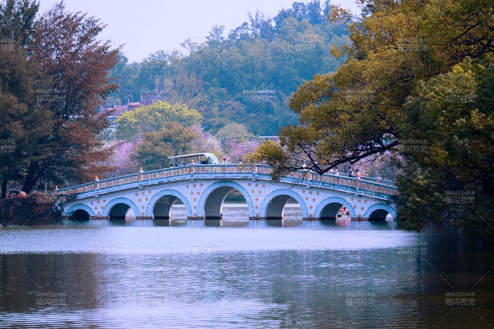 湖上拱桥秋景图片