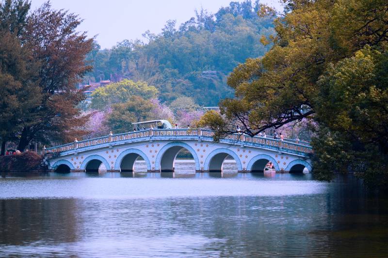 湖上拱桥秋景图片