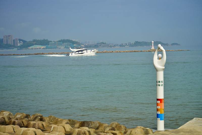 海边游艇与雕塑图片