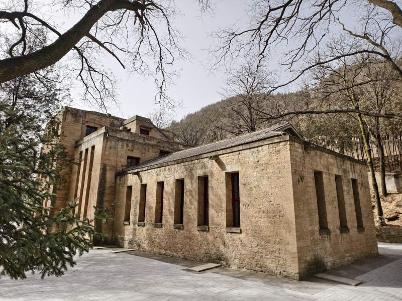 古朴砖屋山林间图片