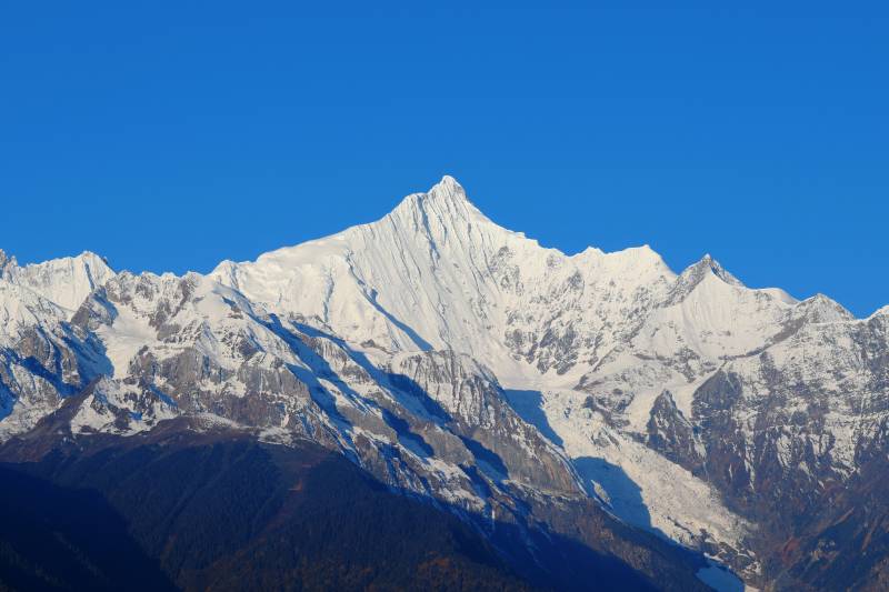 雪山巍峨映蓝天图片