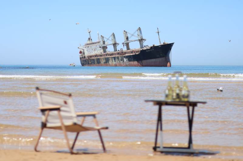 海滩上的巨轮与休憩椅图片