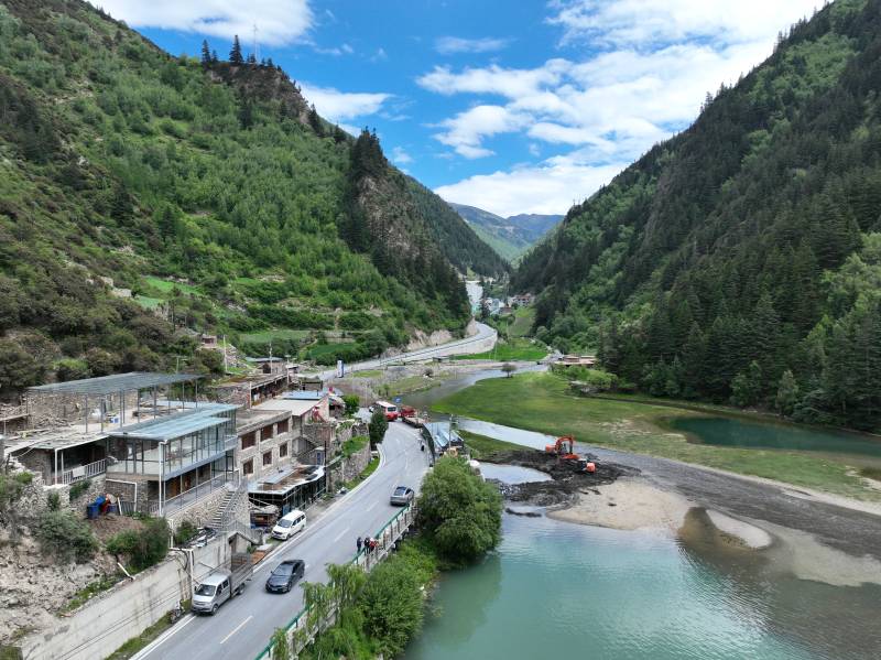 山谷公路旁的小镇图片