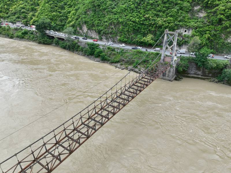 悬索桥横跨浊流图片