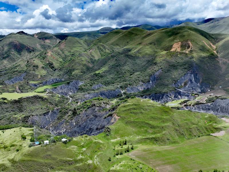 青山绿水映蓝天图片