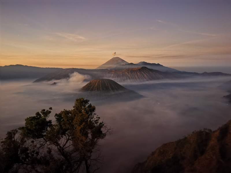 火山晨雾缭绕图片