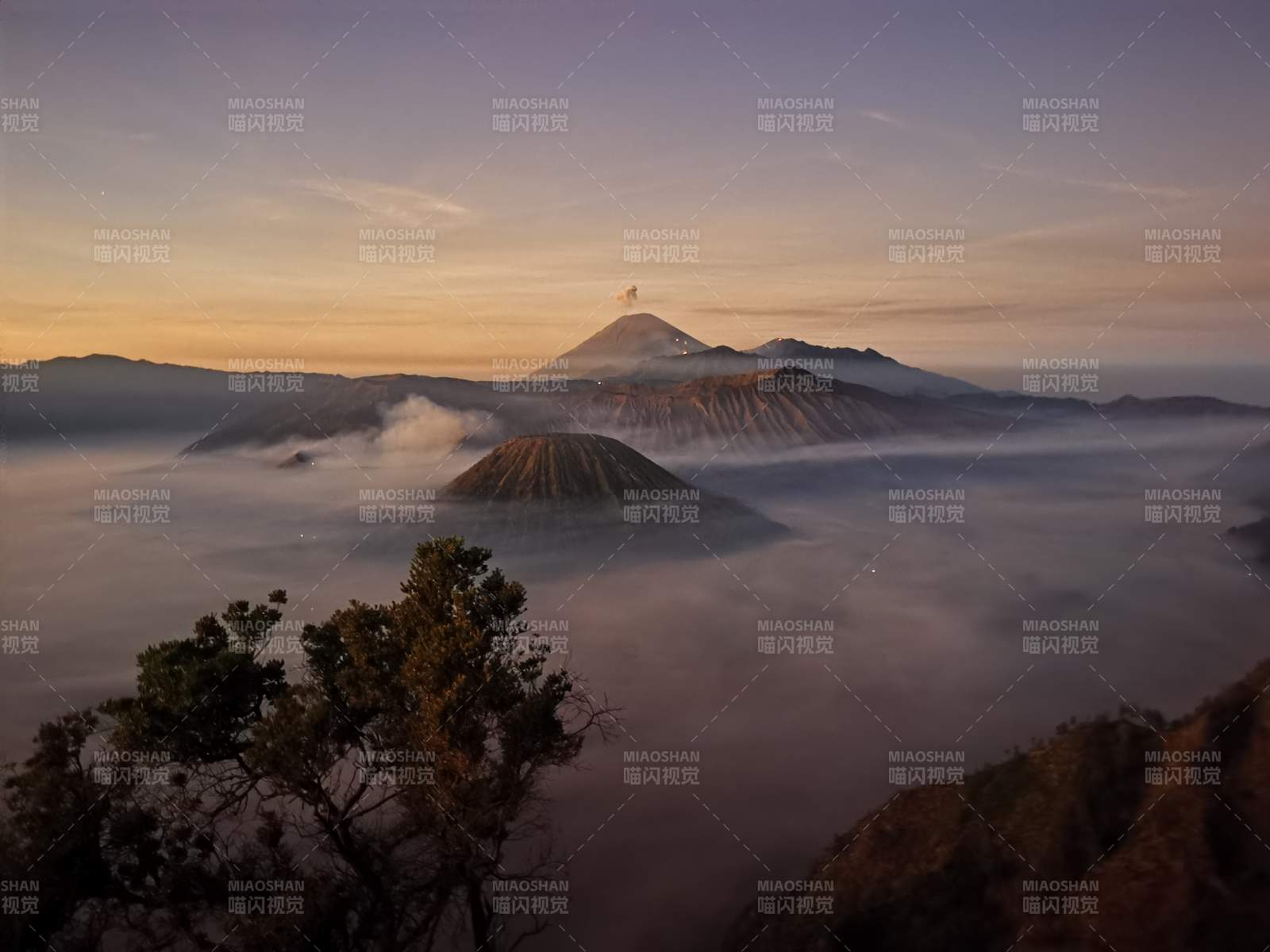 火山晨雾缭绕图片