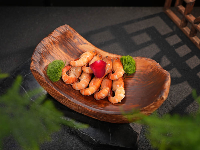 木盘鲜虾配红椒图片