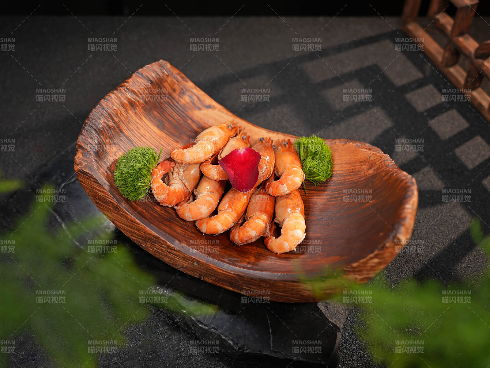 木盘鲜虾配红椒图片