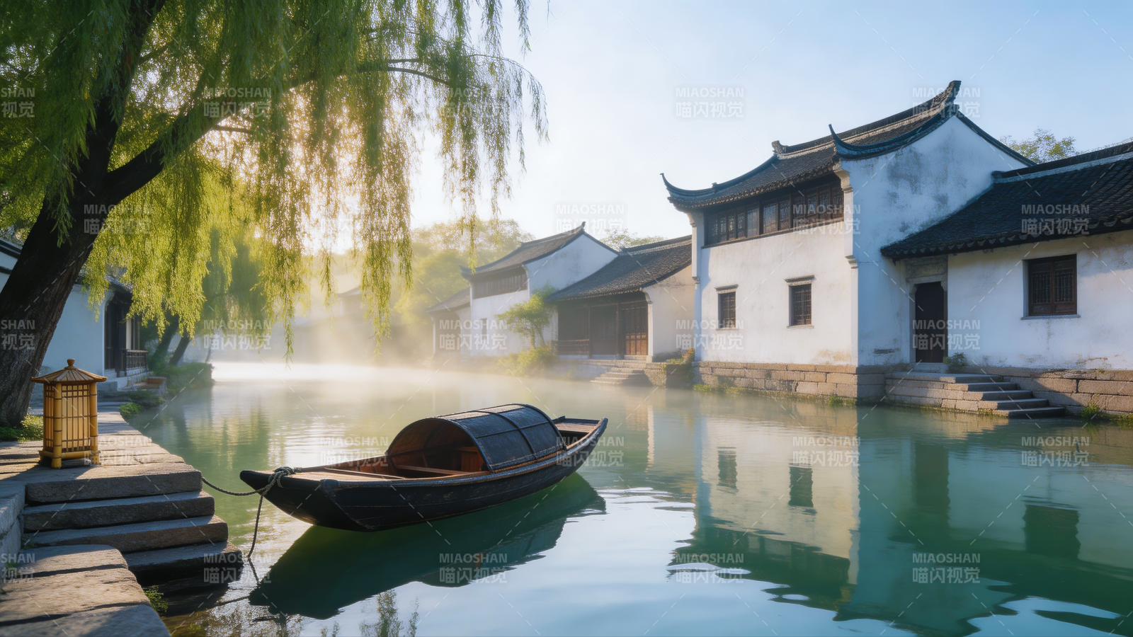 水乡晨雾小舟静图片