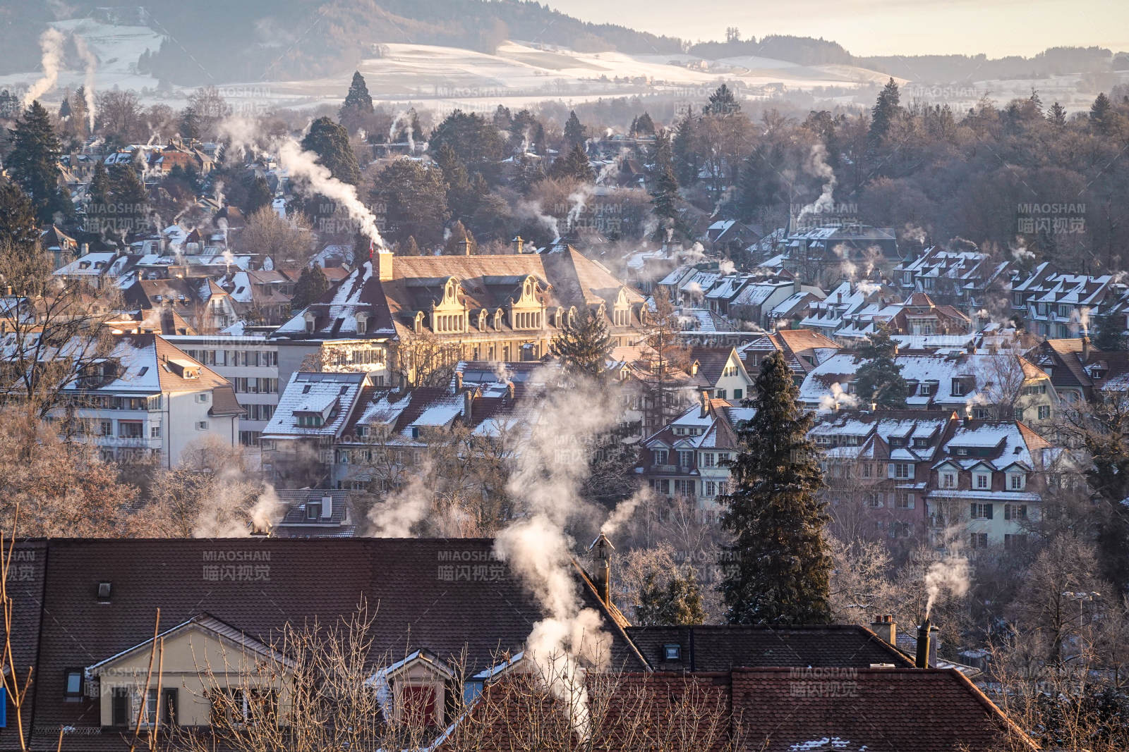 冬日小镇炊烟袅袅图片