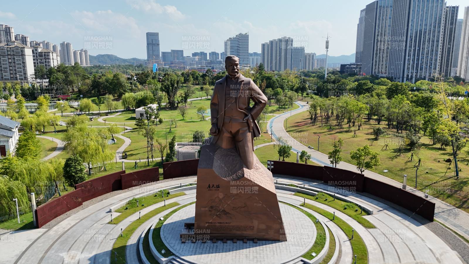 城市公园中的雕像图片