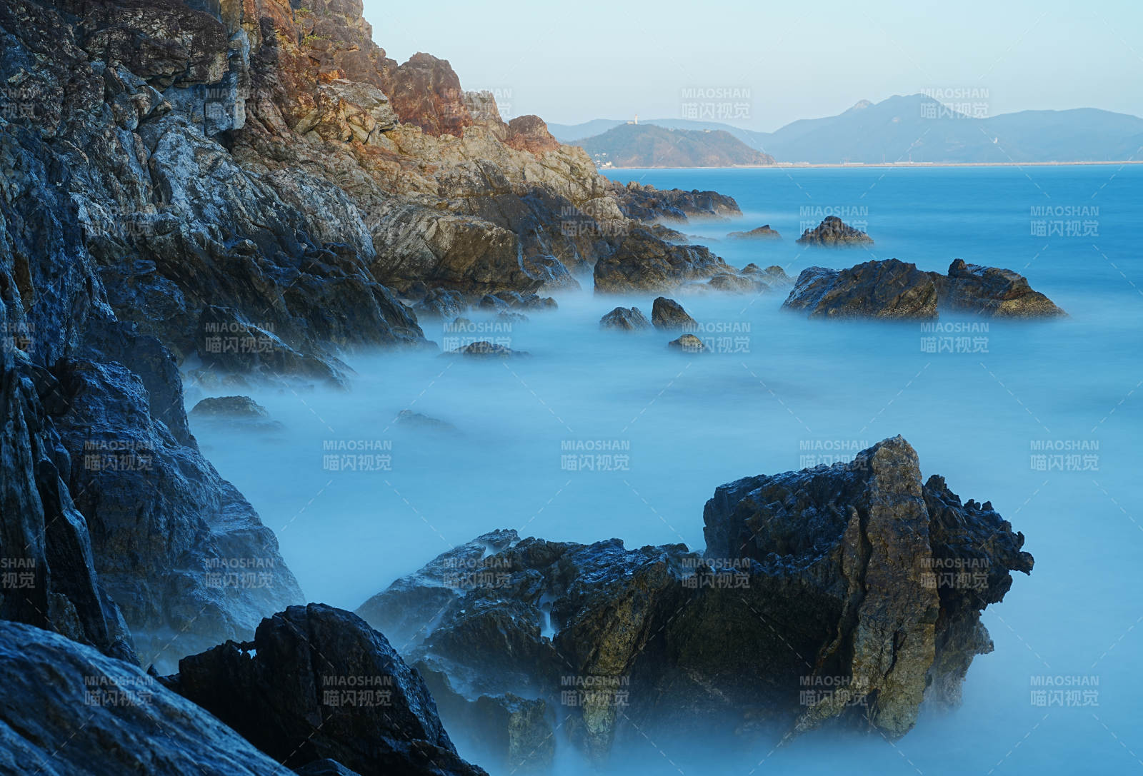 雾绕岩岸图片
