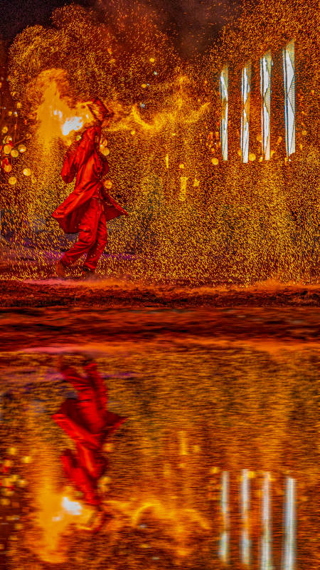 火舞倒影图片