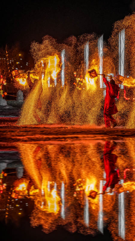 火舞倒影夜景图片