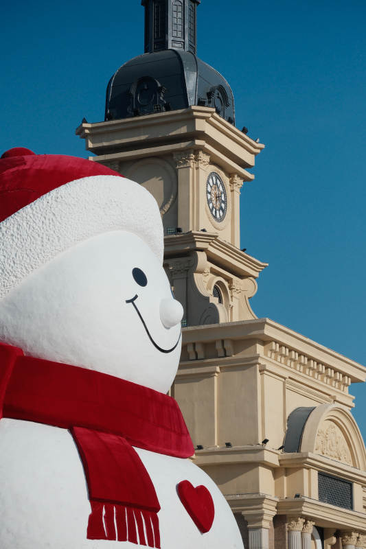 雪人与钟楼图片